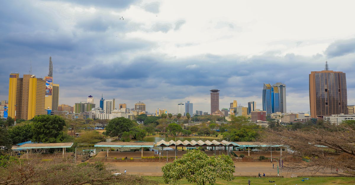 Vue aérienne d'une ville africaine moderne avec des symboles financiers et technologiques