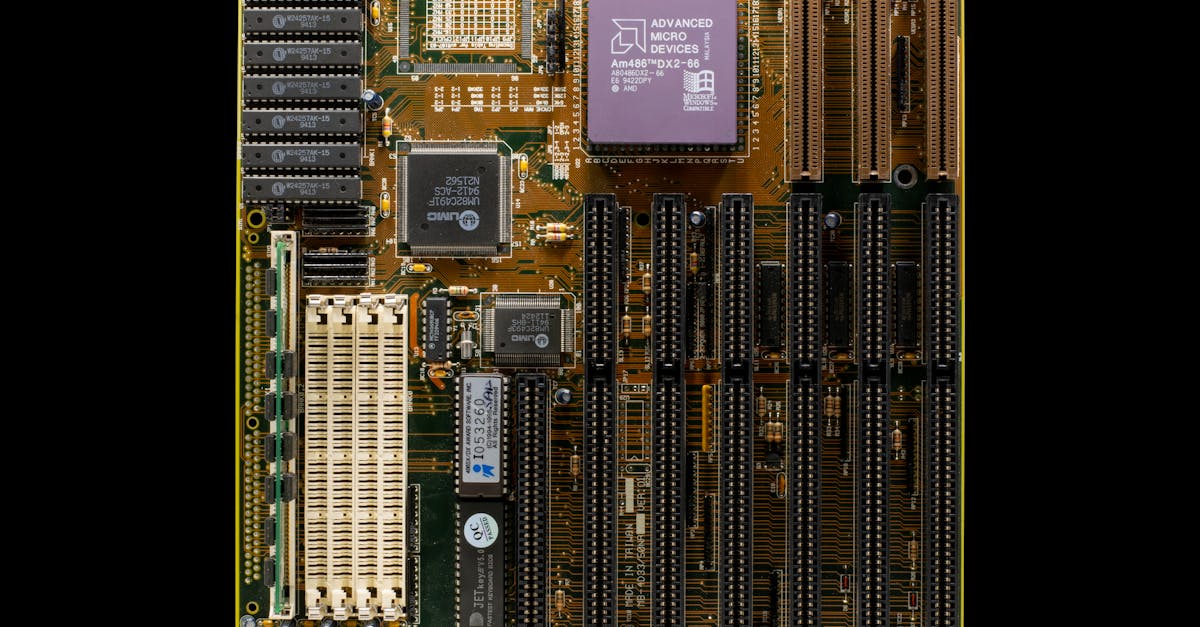 Puce Cerebras Wafer-Scale Engine, grande et complexe, sur une table de laboratoire