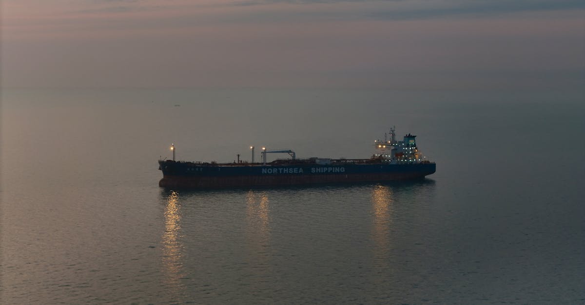 Navire pétrolier traversant le détroit d'Hormuz au lever du soleil