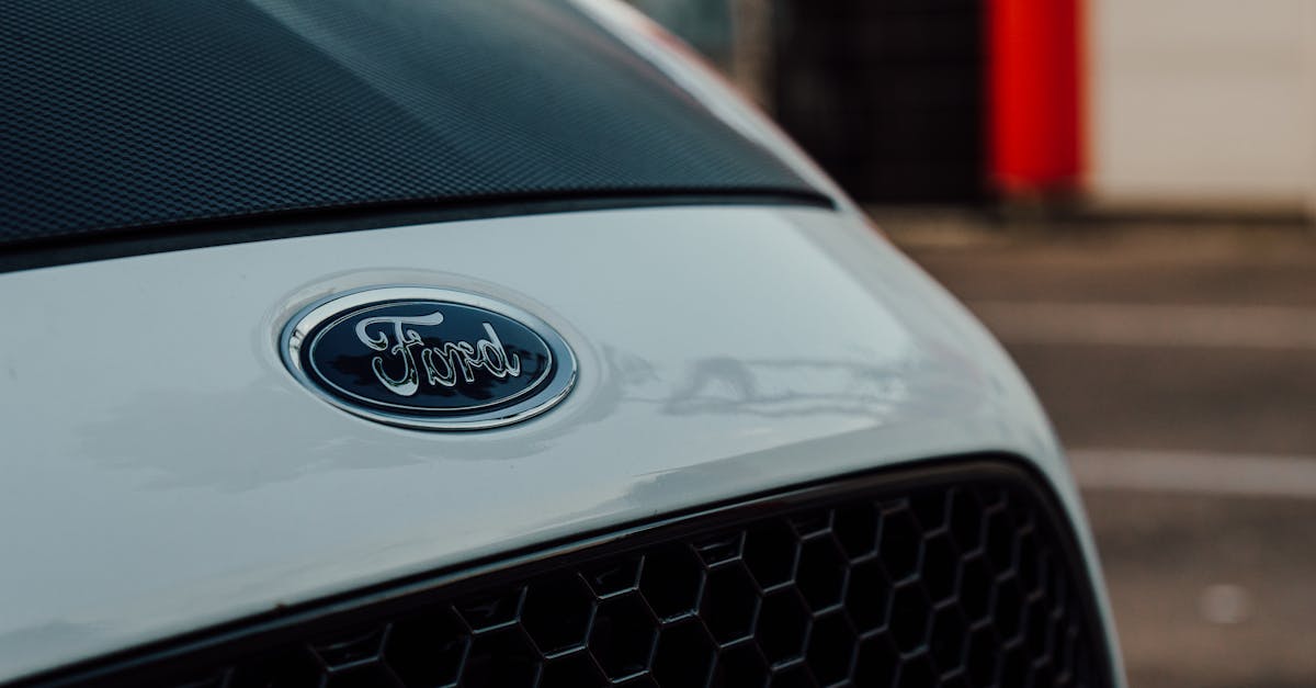 Logo Ford stylisé intégré dans une image abstraite de réseau énergétique bleu