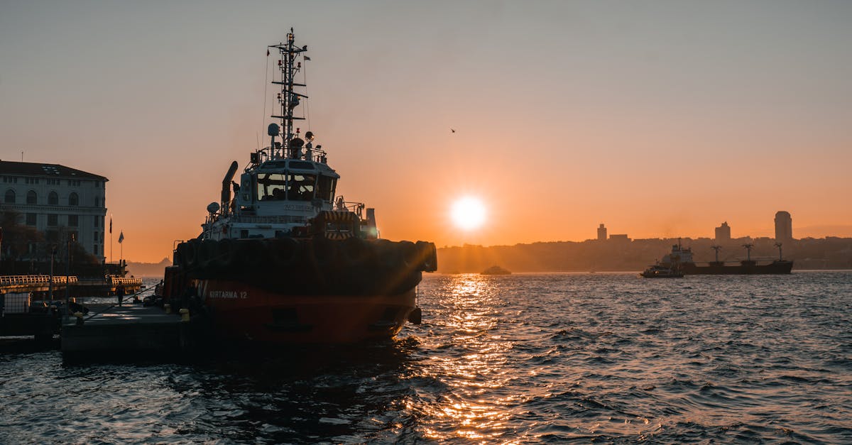 Deux navires transporteurs de GPL traversant un détroit étroit au lever du soleil, avec des montagnes en arrière-plan.