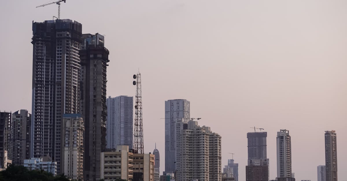 Vue aérienne d'une ville indienne moderne avec des gratte-ciel et des infrastructures