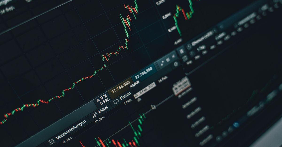 Graphique boursier montrant la croissance d'un ETF actif avec des logos de JPMorgan et Dimensional.
