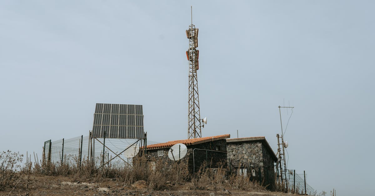 Panneau solaire et tour de télécommunication Orange dans un paysage africain ensoleillé