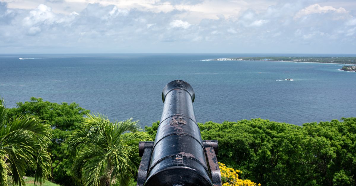 Fusée décollant depuis une rampe de lancement caribéenne au lever du soleil