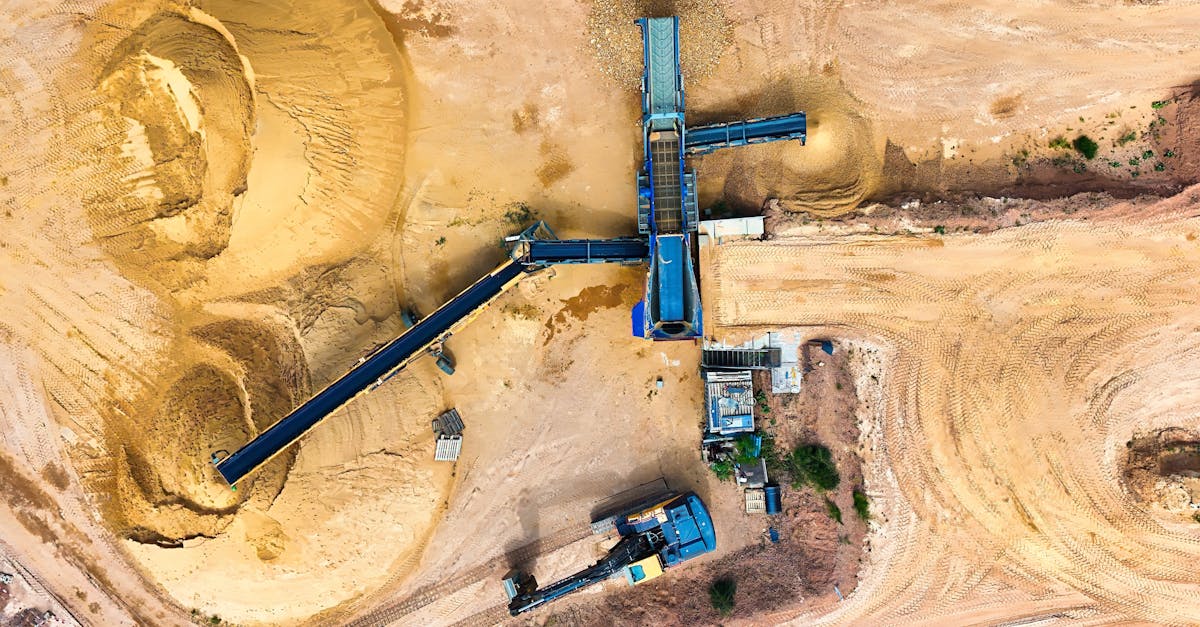 Vue aérienne d'une mine de potasse avec des engins lourds et des infrastructures