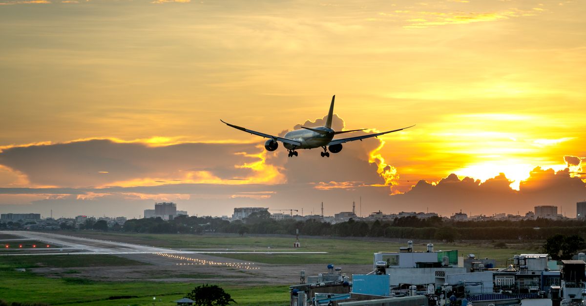 Un avion moderne décolle au coucher du soleil, symbolisant l'industrie aérienne face à un horizon incertain.