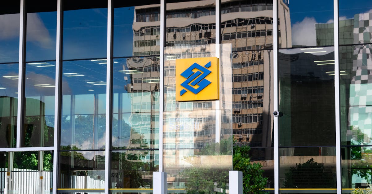 Logo de la State Bank of India et Sun Pharma
